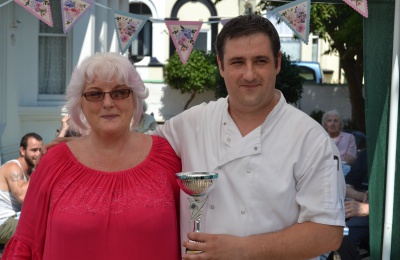 Diagrama Foundation: Chef Victor and activity co-ordinator Taryna collect the Bake-Off trophy on behalf of residents