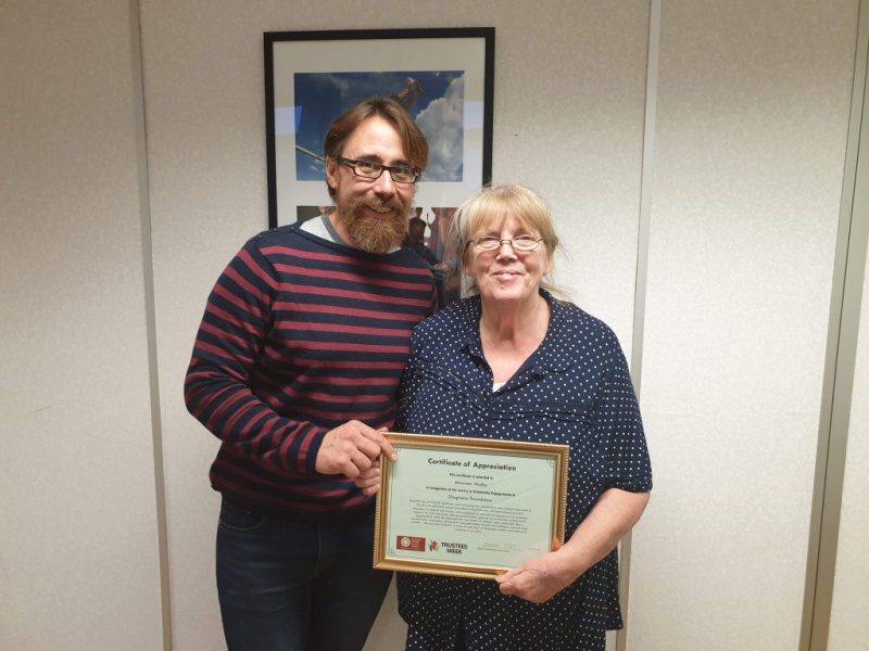 Diagrama Maureen Walby receiving certificate of thanks